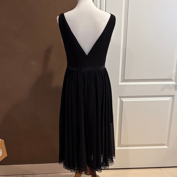 Elegant Black Midi Dress with Plunging Neckline - Picture 6 of 8